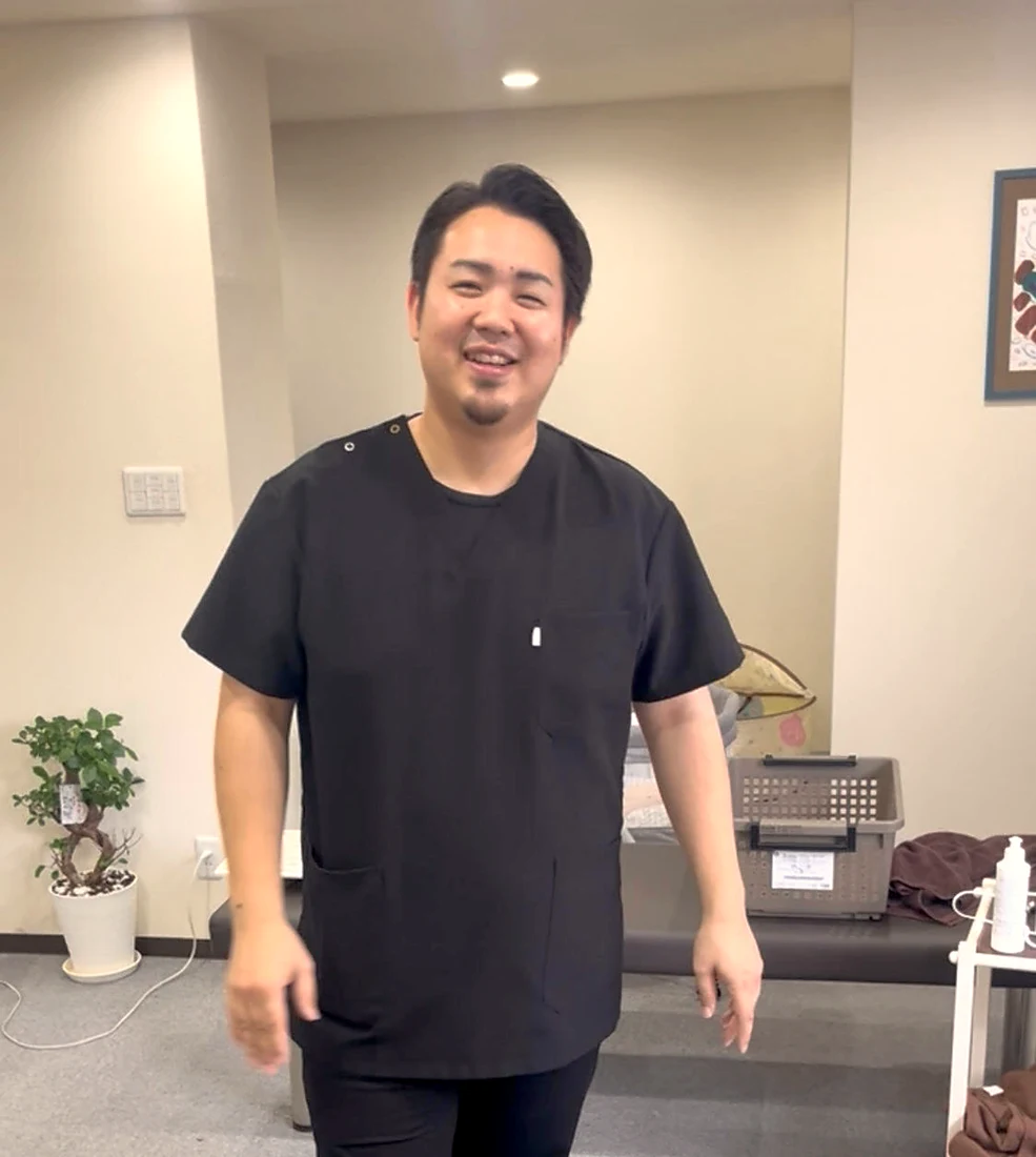 院内に立つ院長 今坂智和