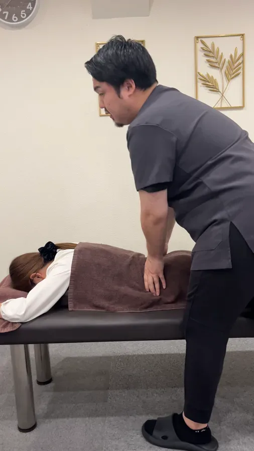 院長が施術している様子