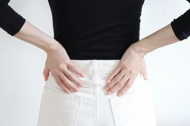 腰に手をあてている様子