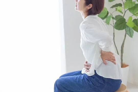 腰がつらい女性